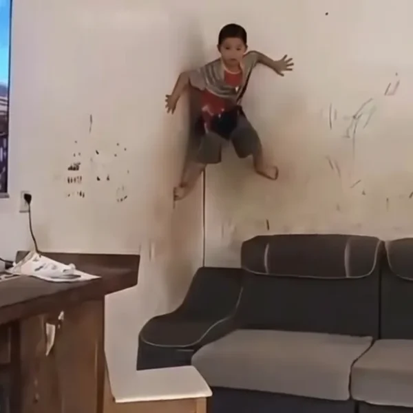 बच्चें हैं या छिपकली