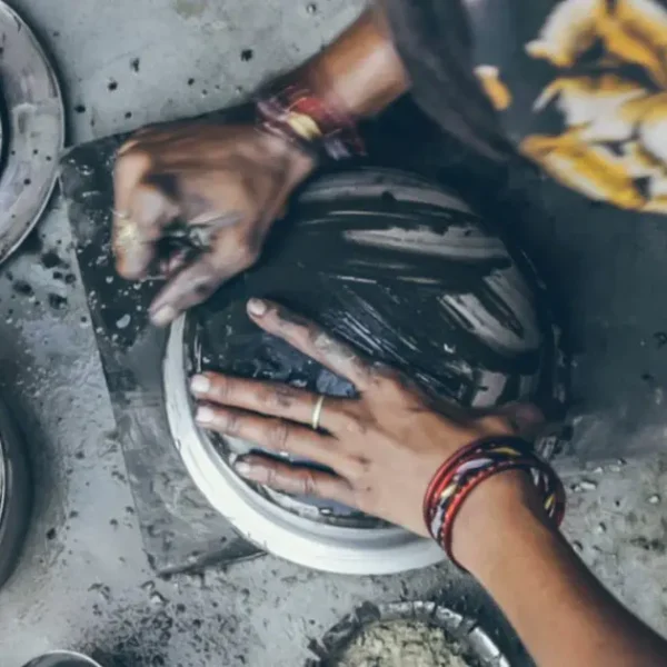 राख से बर्तन धोना — रसायन मुक्त जीवन शैली