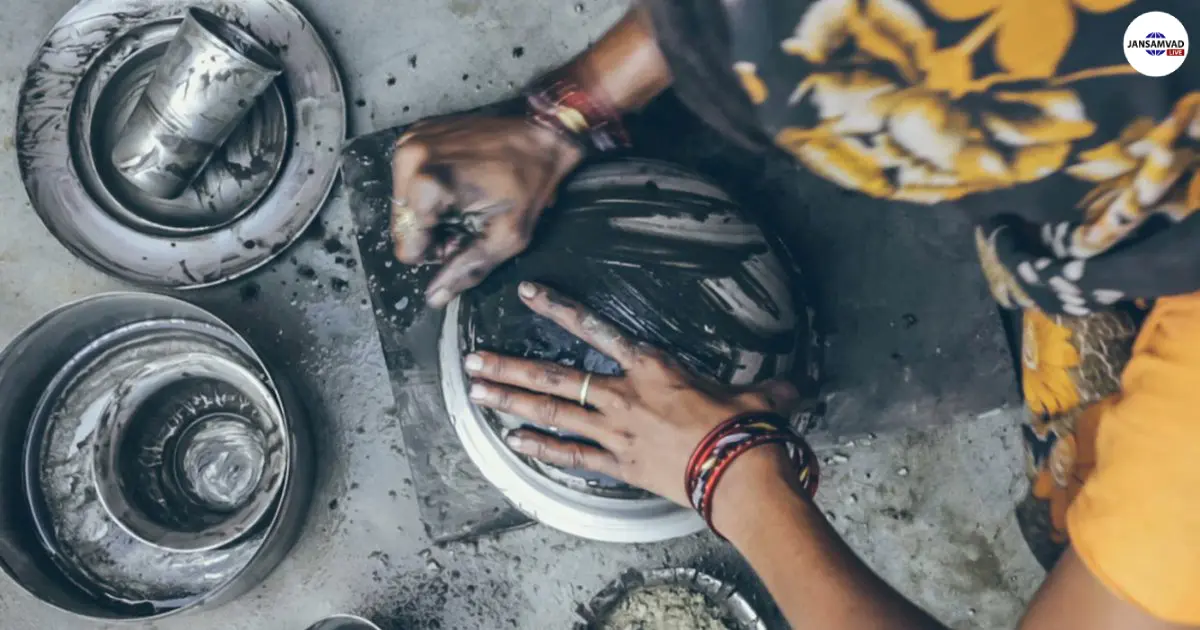Washing dishes with ash